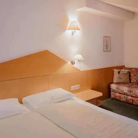 Hotel Fronza - Your Hike & Mountain Home-3