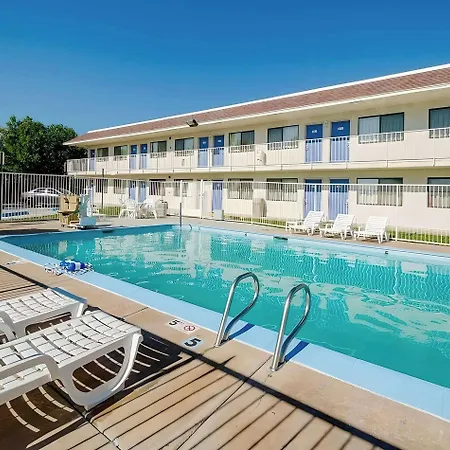 Motel 6 Thornton-2