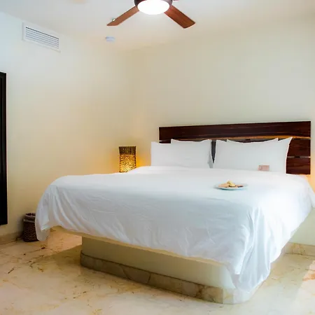 El Taj Oceanfront&Beachside Condo Hotel-3