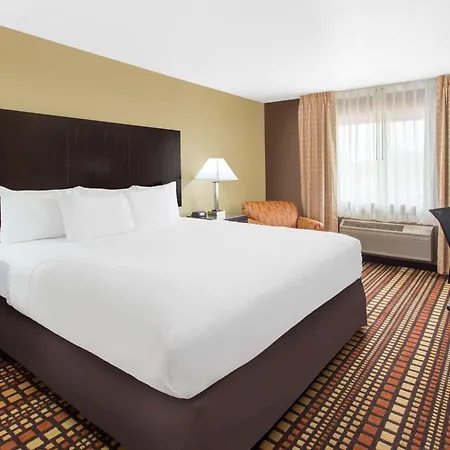 Days Inn & Suites By Wyndham Davenport East-2