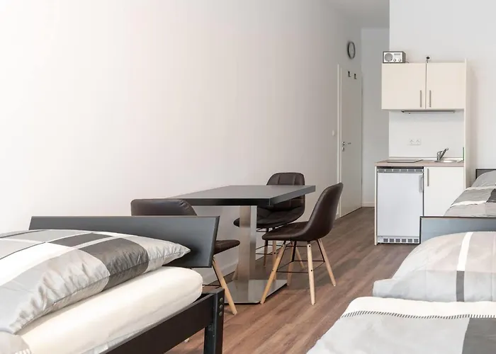 Monteurzimmer Berlin Pankow mit Dachterrasse - Nur 10 min. von der A10 - 3 Zimmer/ 7 Betten