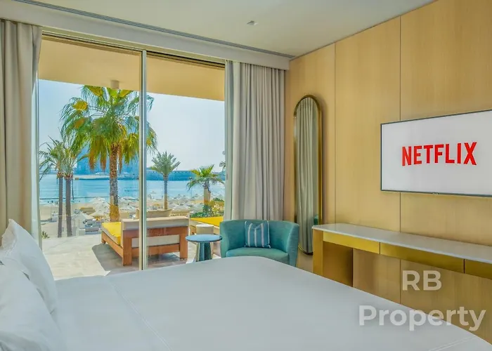 Five Palm Beach Villa -Private Pool & Roopftop Jacuzzi, 3-Level, By Exclusive Holiday Homes