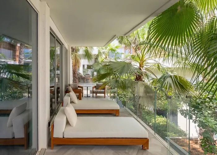 Five Palm Beach Villa -Private Pool & Roopftop Jacuzzi, 3-Level, By Exclusive Holiday Homes