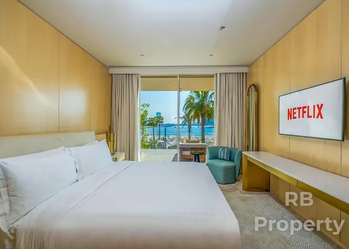 Five Palm Beach Villa -Private Pool & Roopftop Jacuzzi, 3-Level, By Exclusive Holiday Homes