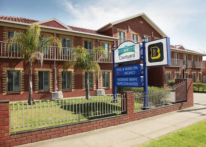 Courtyard Motor Inn
