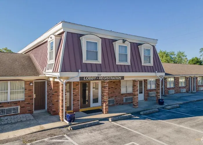 Country Club Inn & Suites