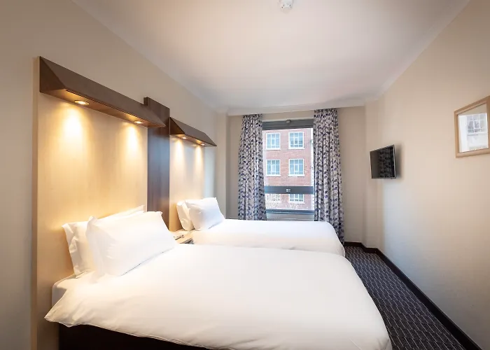 City Sleeper At Royal National Hotel
