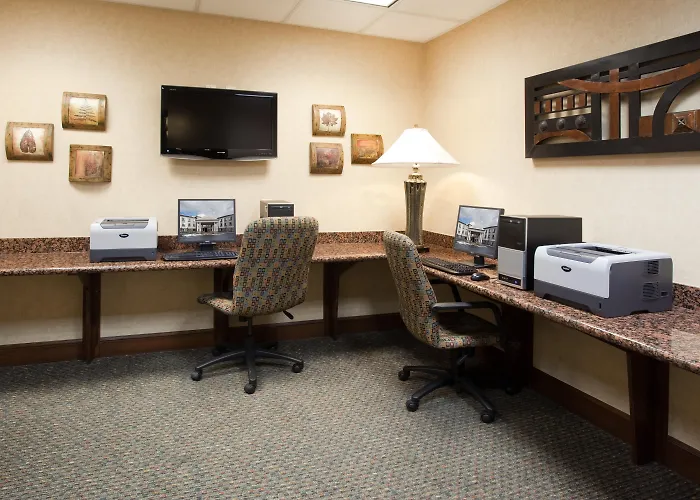 Holiday Inn Express Airport East By Ihg