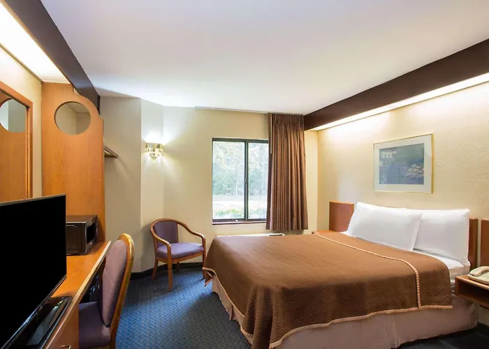 Travelodge By Wyndham Fort Myers Airport