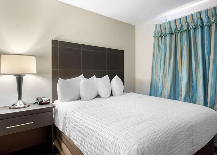 Clarion Inn & Suites Kissimmee-Lake Buena Vista South