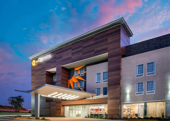Lewisville Hotels With Pool