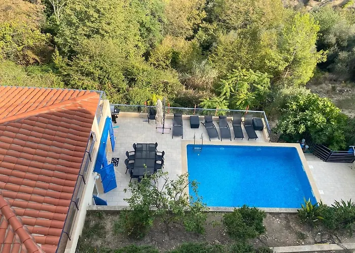 Spacieuse Villa Niçoise au calme avec piscine