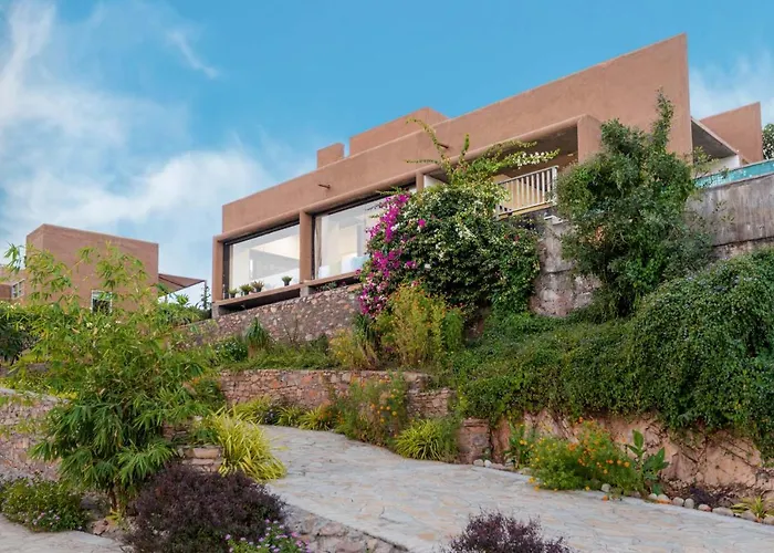 Stayvista'S Sage Scenery - Mountain-View Villa With Infinity Pool & Terrace