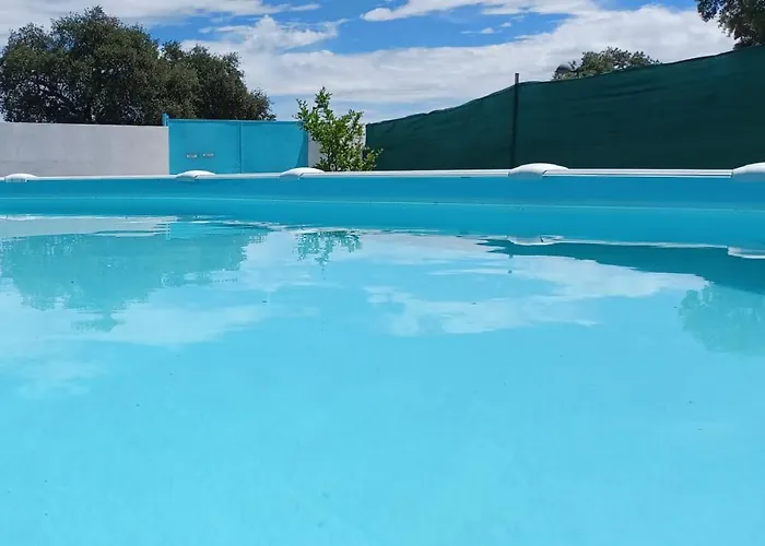 Villa Saudade, casa entre encinas