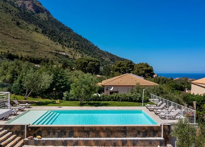 Villa Maria con piscina e vista mare