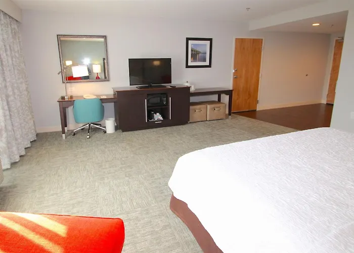 Suffolk Hotels With Pool