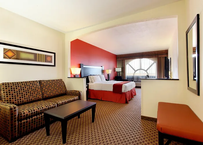 Holiday Inn Express And Suites - By Ihg