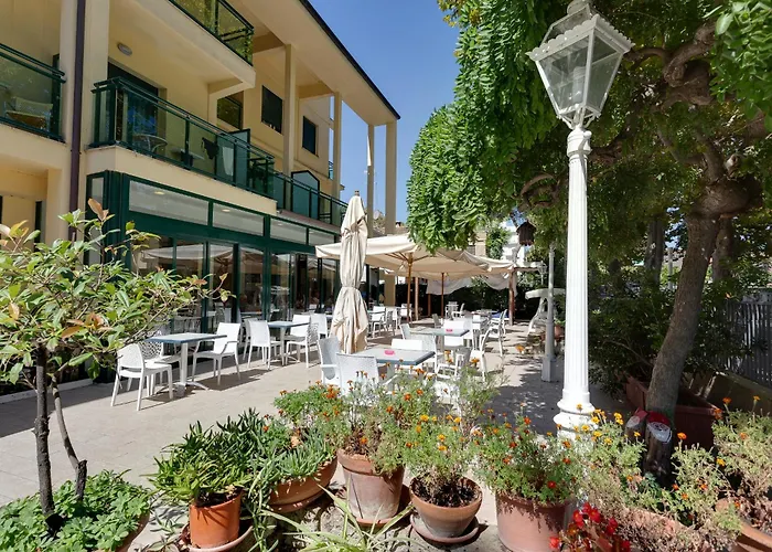 Hotel Gadames - Lunch On The Beach