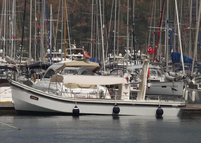Alesta Yacht Hotel