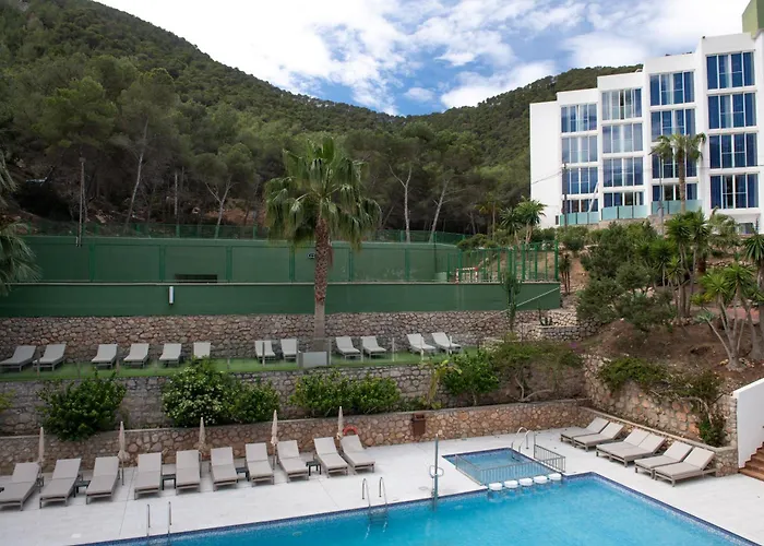 Apartamentos El Pinar Cala Llonga 