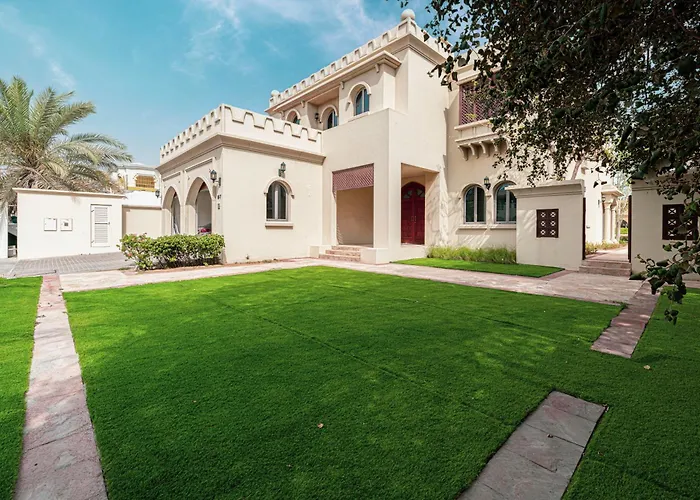 Beachfront Dubai Villa For 10 Guests With Full Kitchen & View