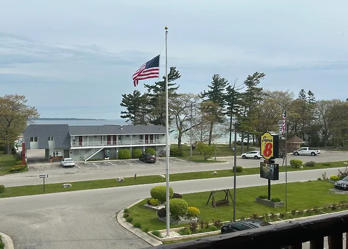 Super 8 By Wyndham Bridgeview Of Mackinaw City