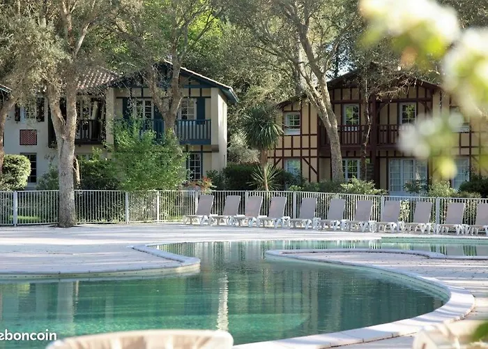 Maison les pieds dans l'eau, piscine et plage à pieds