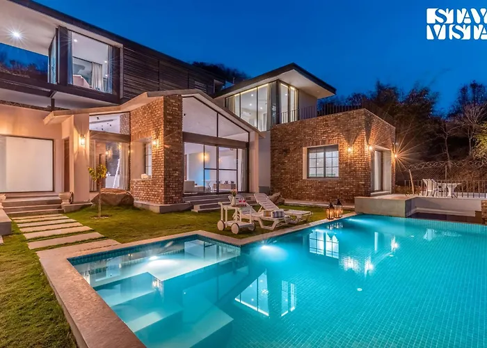 Stayvista'S Ikebana - Living By The Forest Edge - Mountain-View Villa With Infinity Pool, Lawn, & Indoor-Outdoor Games