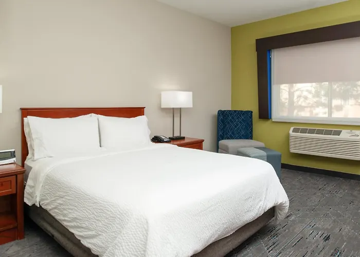Holiday Inn Express & Suites Farmington Bloomfield By Ihg