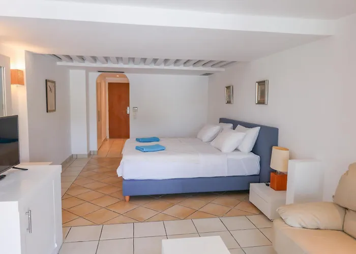 Cape Kanapitsa Hotel & Suites
