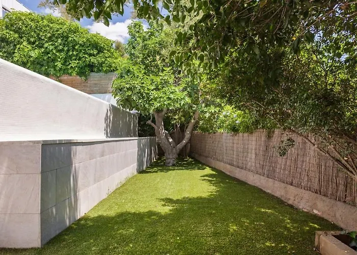 Moderna villa con piscina y amplio jardín