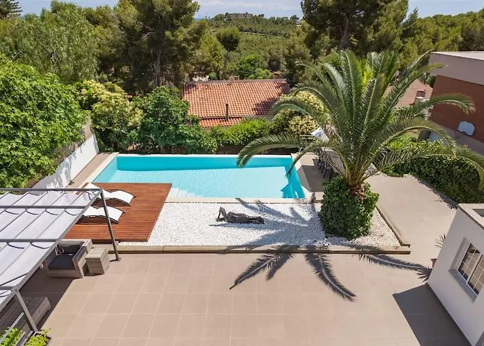 Moderna villa con piscina y amplio jardín