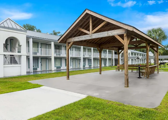 Suburban Studios by Choice Hotels: New Rooms with Kitchens & Premium Amenities