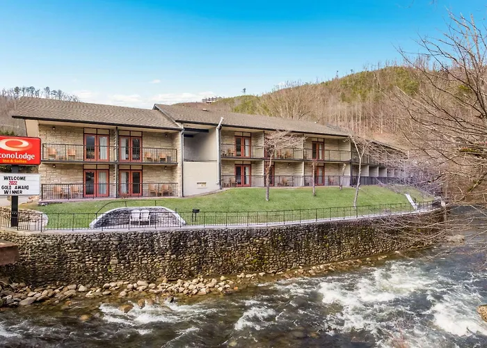Econo Lodge Inn & Suites On The River