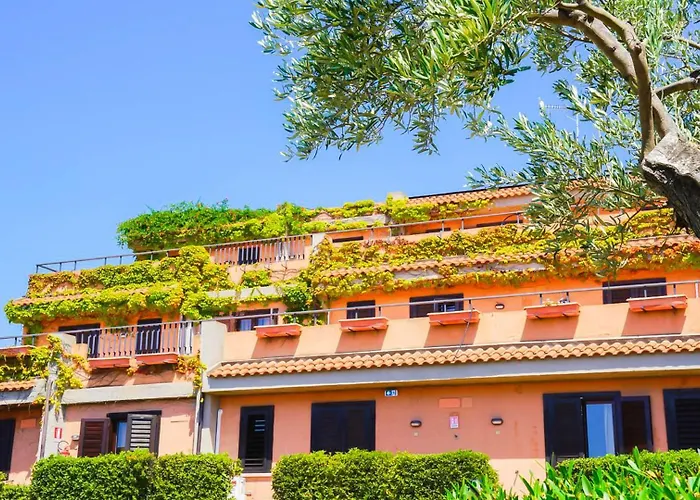 Villaggio Porto Rhoca