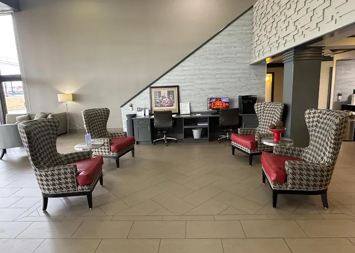 Ramada By Wyndham Tuscaloosa Hotel