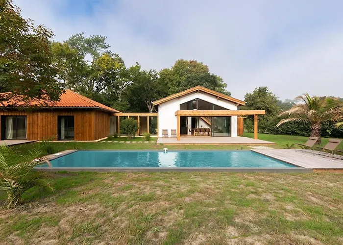 Villa des Résiniers piscine, proche plage&forêt, wifi