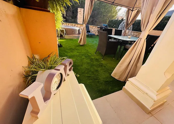 Calpe Chalet adosado entorno playa y montaña tranquilidad relax jacuzzi piscina wifi aire jardin barbacoa y parking