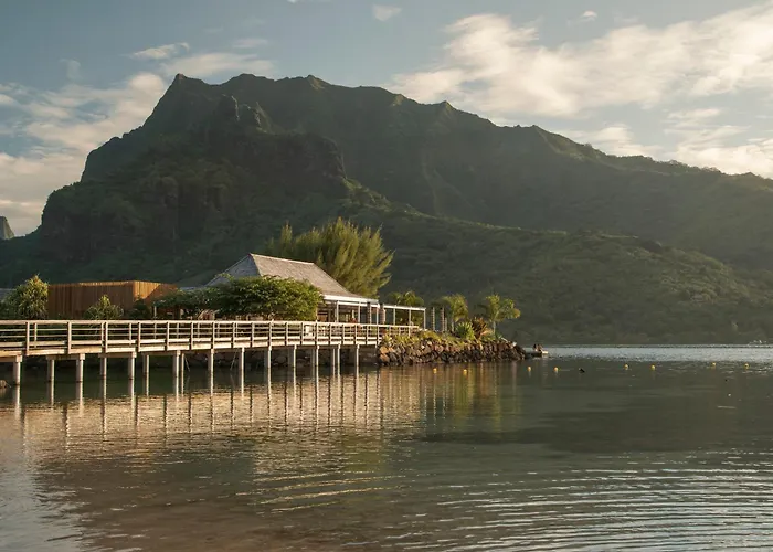Cook'S Bay Hotel & Suites
