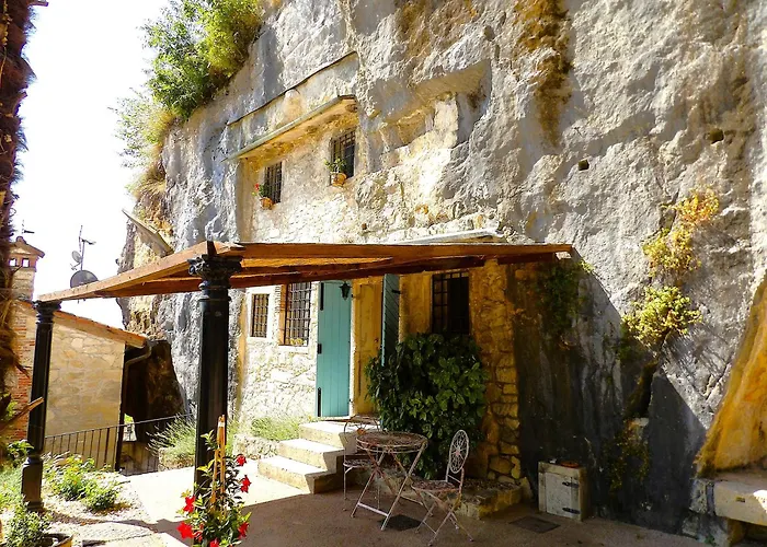 Chez Les Grottes