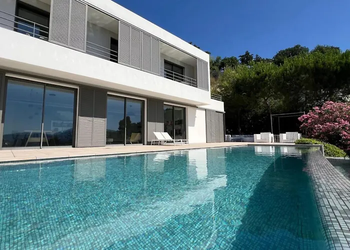 Contemporary Villa With Sea View, Infinity Swimming Pool, Gym , Cinema Room,Lift