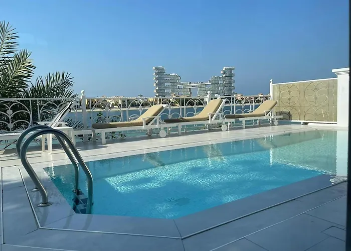 Palm Jumeirah Beachfront Private Pool Villa 5 Bedroom & 1 Maids Room With Access To Beach