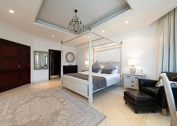 Palm Jumeirah Beachfront Private Pool Villa 5 Bedroom & 1 Maids Room With Access To Beach