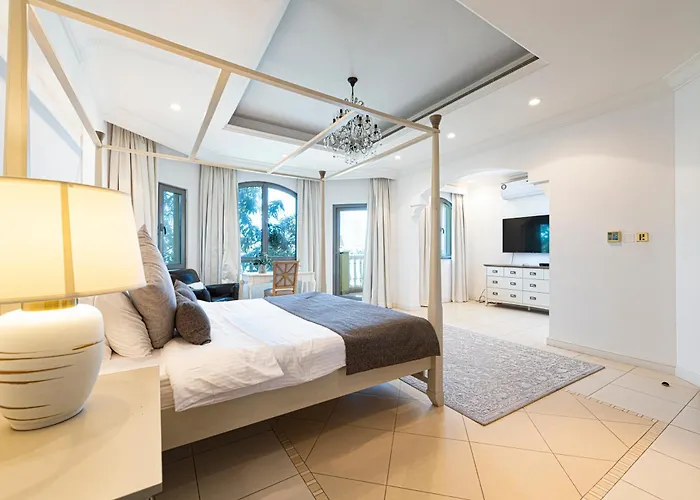Palm Jumeirah Beachfront Private Pool Villa 5 Bedroom & 1 Maids Room With Access To Beach