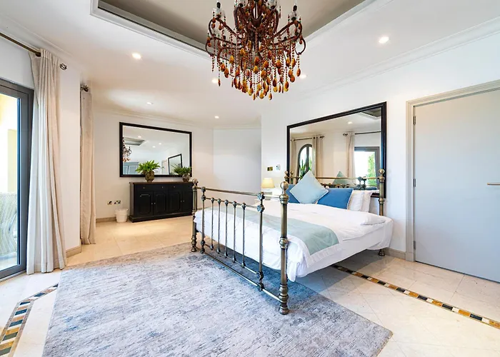 Palm Jumeirah Beachfront Private Pool Villa 5 Bedroom & 1 Maids Room With Access To Beach