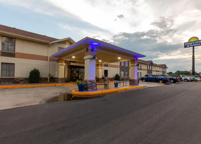 Days Inn & Suites By Wyndham Commerce