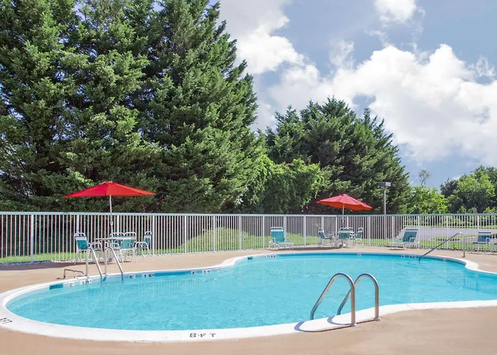 Ramada By Wyndham Edgewood Hotel & Conference Center