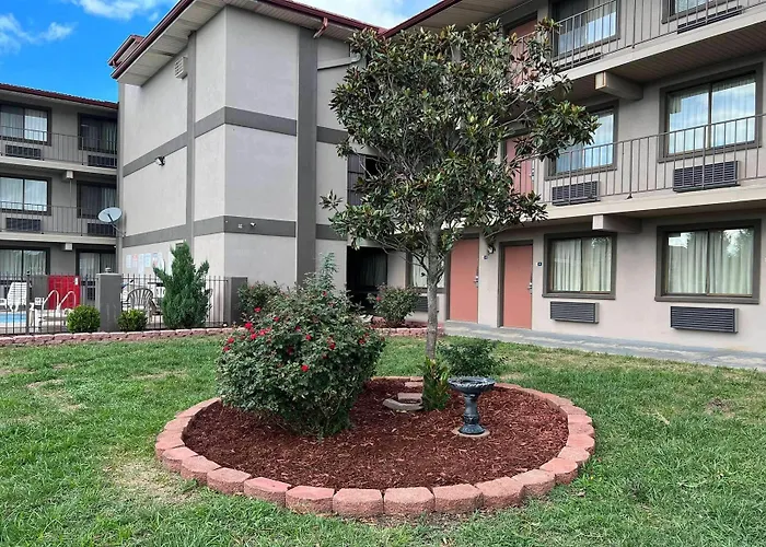 Days Inn & Suites By Wyndham Springfield On I-44