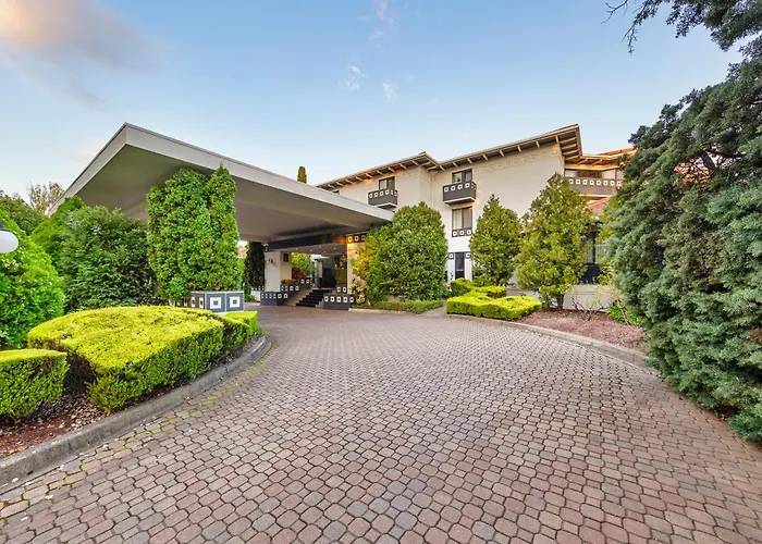 Canberra Hotels With Pool