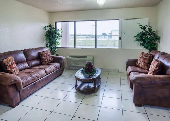 Super 8 By Wyndham Giddings Hotel